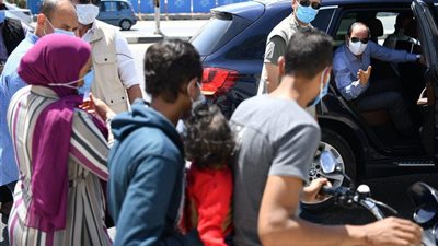 الرئيس السيسي يتوقف بسيارته ويسأل أسرة مصرية عن الأحوال المعيشية ويشدد على الإجراءات الاحترازية