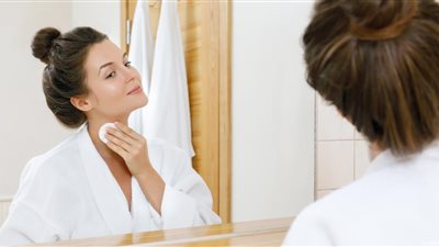«متروحيش مراكز تجميل»..نظفي بشرتك في المنزل بهذه الطريقة 