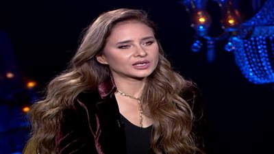 نيللي كريم لمنتقدي ملابسها الجريئة: «بلبس اللي يليق عليّا»| فيديو