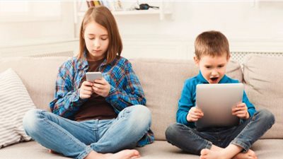 مصدر سعادة.. لا تحرمي ابنك من اللعب بالموبايل| فيديو