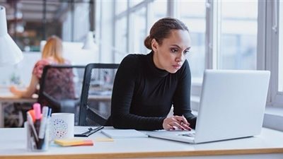 «اقعد في حته طراوه».. دراسة تكشف أفضل مواقع الجلوس في الشغل