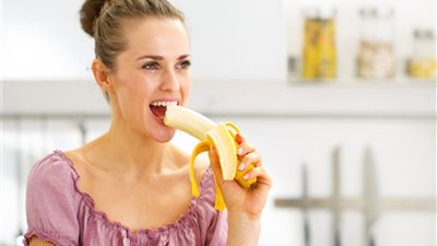 أستاذ جامعي ينصح السيدات والفتيات بتناول الموز يوميا لهذه الأسباب