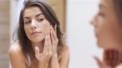 منها النوم على البطن.. 7 أخطاء تصيبك بالشيخوخة المبكرة