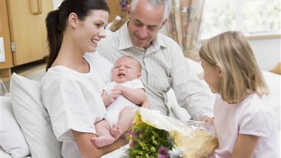 لـ« الحوامل».. ماذا يفعل المرافقون لكٍ عند استقبال مولود جديد؟