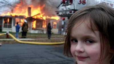 بنصف مليون دولار.. فتاة جامعية تبيع صورة طفولتها 