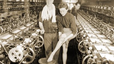 «يوم النايلون».. قصة أول جوارب نسائية من الكربون والأكسجين