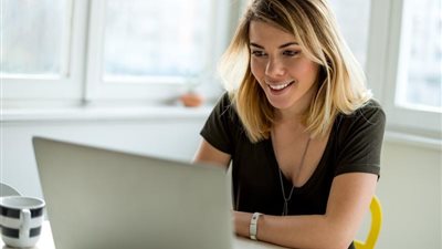 منع المرأة من حقها في العمل.. خبراء: غيرة الزوج السبب