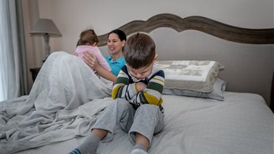 الأسباب والعلاج.. مشكلة الغيرة بين الطفل الأكبر والمولود الجديد | فيديو