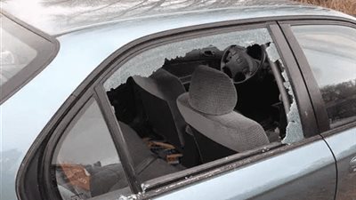 ركنت أمام المحل.. صاحب مقهى يُحطم سيارة سيدة ويسبها بعين شمس