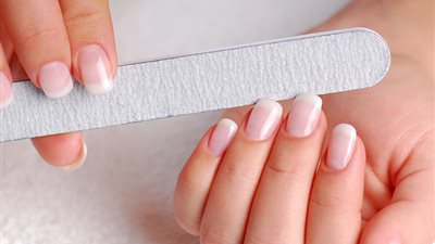 طرق إزالة الأظافر الاكريليك في المنزل بسهولة