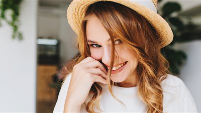 للفتاة الخجولة.. روشتة علاج لمواجهة الآخرين «من غير كسوف»