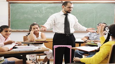 بين الوهم والخيال.. إعجاب التلميذة بالأستاذ قصة حب عارية عن الصحة