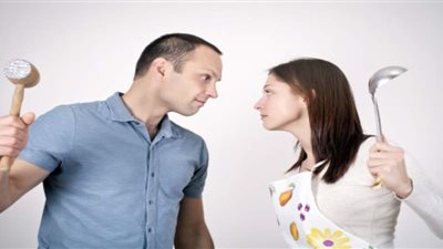 «قصقصي ريشه» أسلوب خاطئ للاحتفاظ بالزوج.. وخبير: سبب رئيسي في الطلاق