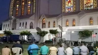 طاقم التليفزيون يصلي العشاء داخل الكاتدرائية.. والأقباط يشكرونهم