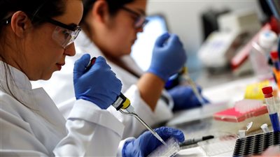 تصل لـ 3 أشهر..استشاري يكشف الأعراض التي تُصاحب متعافي كورونا.. فيديو