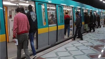 12 محظوراً فى مترو الأنفاق تعرضك للغرامة.. أبرزها الجلوس على أرضية العربة 