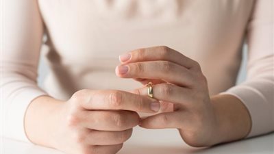 حرمها من الأمومة.. يارا تستغيث بـ محكمة الأسرة 