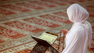 أستاذ بالقصر العيني يكشف مفاجأة عن وقت العبادات من عمر الإنسان