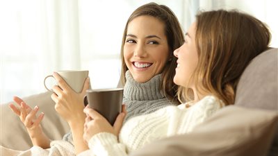 «خلّي بالك من سلفتك».. تجنبي إثارة غيرتها واحتفظي بأسرارك لنفسك