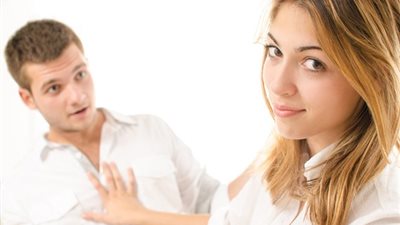 تظن أن الحياة ملكها.. 5 علامات تكشف المرأة النرجسية