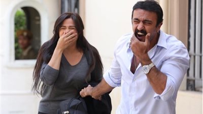 أخد بالروصية.. ياسمين عبد العزيز تعطي الخديوي حضن عنيف