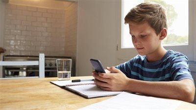 لو لقيتي صور خادشة على تليفون ابنك تعملي إيه؟.. متخصصة تجيب