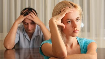 يتهمها بالنحس بعد وفاة أمه.. سوزي تطلب الطلاق للضرر