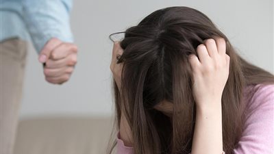 ياسمين في محكمة الأسرة: «جوزي وحماتي ضربوني لما طلبت الطلاق»