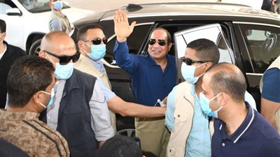  الرئيس السيسي يتحدث مع عدد من المواطنين ويستمع لأحوالهم المعيشية