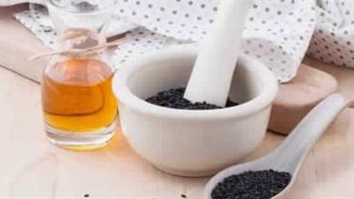 اجعلي شعرك متألقا ولامعا مع زيت بذور الريحان الأسود