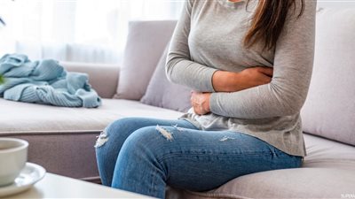 اشربي سوايل كتير.. طرق بسيطة تخلصك من أعراض القولون العصبي