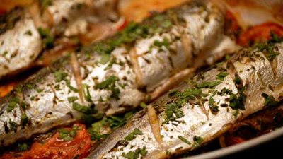 صينية السمك الماكريل في الفرن مع أرز بالبصل 