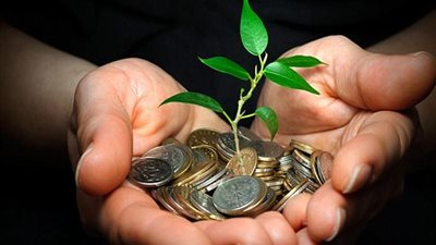 هل يجوز للزوجة الميسورة إخراج زكاة الفطر عن زوجها الفقير؟.. أزهري يُجيب