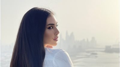 ياسمين صبري بإطلالة بيضاء على البحر