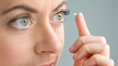 «لو هتلبسي عدسات لاصقة في عيد الفطر 2021.. احذري من أخطاء تسبب ضررًا لعينيكِ