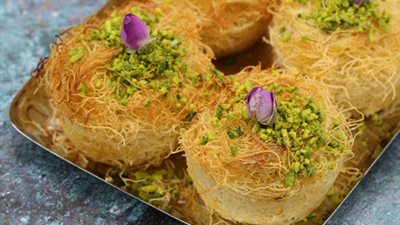 لتحلية مميزة بعد الفطار.. طريقة عمل تشيز كيك الكنافة بالفستق