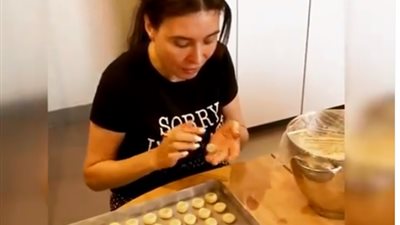 «المحشي» أكبر شوية.. كحك العيد على طريقة الراقصة دينا