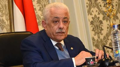 تصريحات وزير التعليم بشأن الكتاب المدرسي تثير جدل أولياء الأمور 