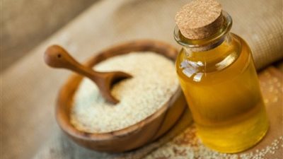 فوائد مذهلة لزيت السمسم: «خلي شعرك يلمع ويقوى» قبل عيد الفطر 2021