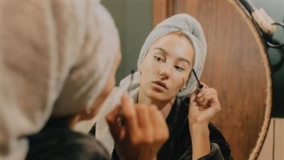 لو بتحبي المكياج.. نصائح لصاحبات العيون الحساسة 