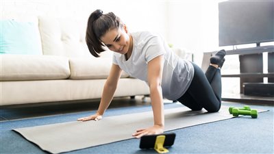 دراسة عن تأثير كورونا على حياة المراهقات: تمارين الـ«أونلاين» حل الأزمة