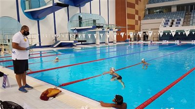 تنقل كورونا.. طبيب يحذر من حمامات السباحة | فيديو