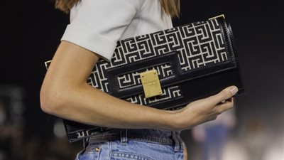 «لو بتحبي الأسمر».. إليكِ أجمل حقائب اليد السوداء لصيف 2021