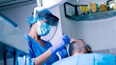 دراسة كندية.. المصابون بالتهاب اللثة أكثر عُرضة للوفاة بكورونا