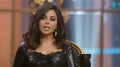 نسرين أمين تنتقد مي عمر: «جوزها المخرج كبر دورها علينا في الأسطورة»| فيديو