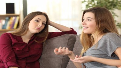 «أختي الكبيرة مسيطرة عليا».. مشكلة المراهقات في كل بيت.. فما هو الحل؟