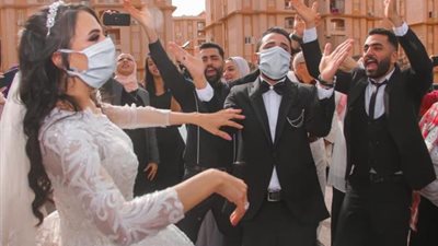 الأفراح في زمن «كورونا».. معازيم على قد الإيد.. والأطعمة «على الواقف»