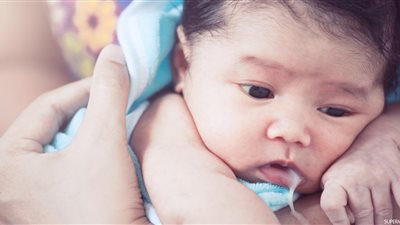 منها اندفاع اللبن للخارج.. أعراض ارتجاع المريء الصامت لدى الأطفال الرضع