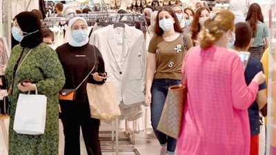 صحيفة كويتية: محال الأزياء النسائية والأحذية كاملة العدد في ليلة العيد