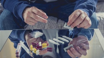 يتعاطى كل المخدرات.. زوجة في دعوى خلع: «بيعاملني زي الجارية عشان مزاجه»